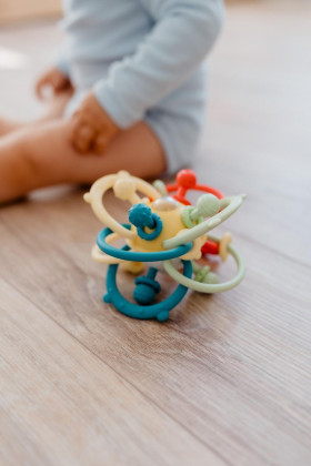 Koulíček chrastítko silikon/plast 13 x 9 cm Babyted