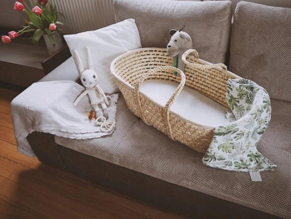 Mojžíšův koš s dřevěným podstavcem s polstrováním a výbavou