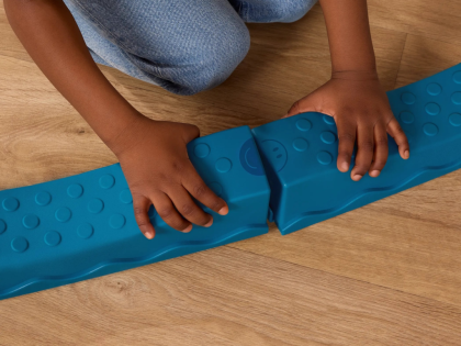 Překážková dráha se stupínky hudební Balance & Groove B-Toys