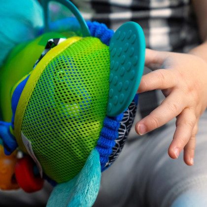 Hračka aktivní na C kroužku želva Neptune’s Sensory Sidekick™ 0 m+