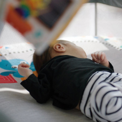 Postýlka s ohrádkou na hraní a klavírem 3 v 1 Kick & Snooze™ 0 m+ Baby Einstein