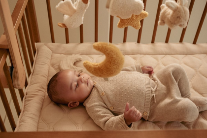 Hudební kolotoč dřevěný Newborn Naturals Little Dutch