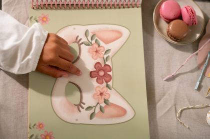 Kniha s vystřihovacími maskami Rosa Little Dutch