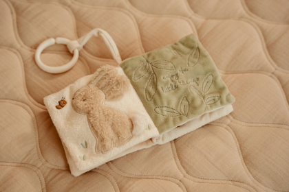 Závěsná textilní knížka s aktivitami Newborn Naturals Little Dutch