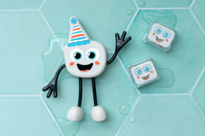 Sada Figurka Party Pal a 2 senzorické svítící kostky do vody