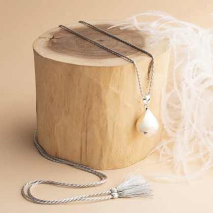 Hedvábná šňůrka k rolničkám - šedá