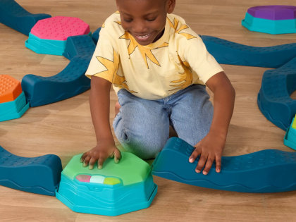 Překážková dráha se stupínky hudební Balance & Groove B-Toys