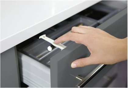Pojistka do zásuvek Drawer Locks Safety 1st