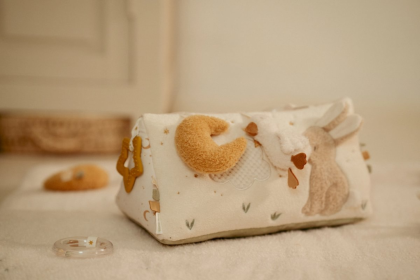 Polštářek trojhranný s aktivitami Newborn Naturals Little Dutch