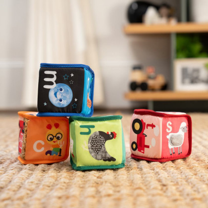 Hračka textilní kostky abeceda Alpha Stacks™ 4 ks 3 m+ Baby Einstein