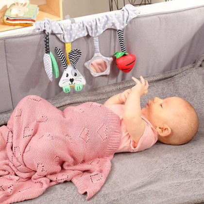 Edukační závěsná hračka Carrot and Hop Babyono