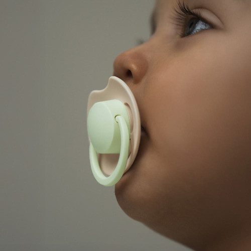 Dudlík svítící silikonový dynamický Prime 18 m+ 2 ks Ivory/Blush Lovi