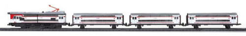 Pequetren 685 Příměstský vlak Renfe se stanicí a čepicí výpravčího