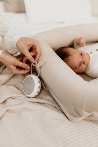 Přenosný bílý šum se zvuky deště, přírody a tlukotu srdce Sleepee