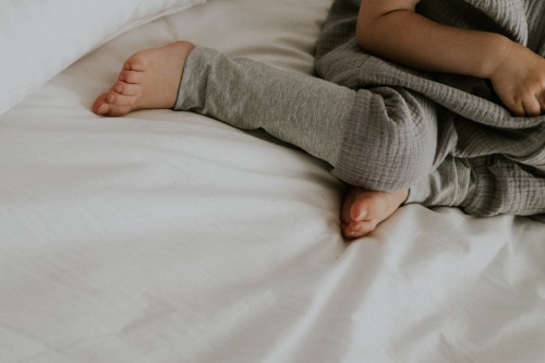 Mušelínový letní spací pytel s nohavicemi Sleepee Love béžový se srdíčky