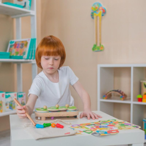 Lucy & Leo Chytání housenek – dřevěná motorická stolní hra s magnety