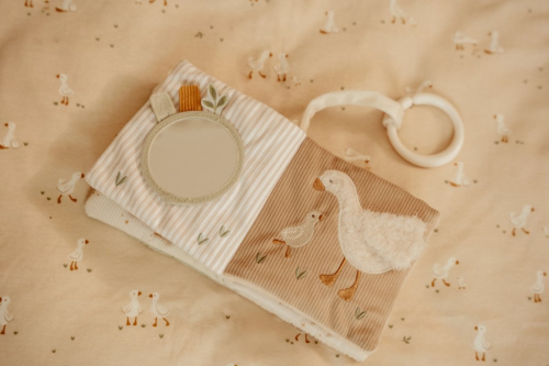 Závěsná textilní knížka s aktivitami Newborn Naturals Little Dutch