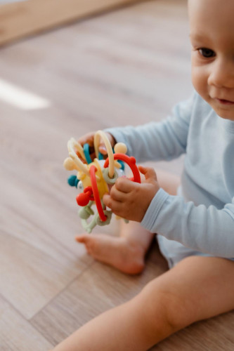 Koulíček chrastítko silikon/plast 13 x 9 cm Babyted