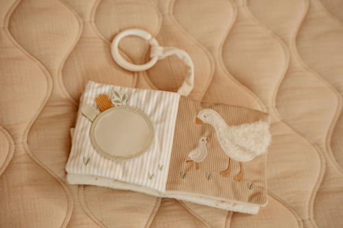 Závěsná textilní knížka s aktivitami Newborn Naturals Little Dutch