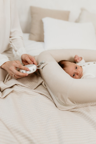 Přenosný bílý šum se zvuky deště, přírody a tlukotu srdce Sleepee