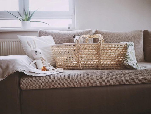 Mojžíšův koš s dřevěným podstavcem s polstrováním a výbavou
