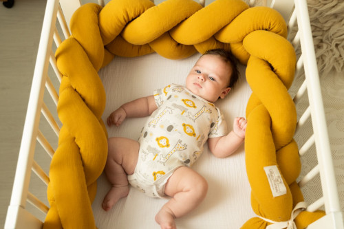 Mušelínový mantinel cop 200 cm Babymatex – chránič do postýlky Okrový
