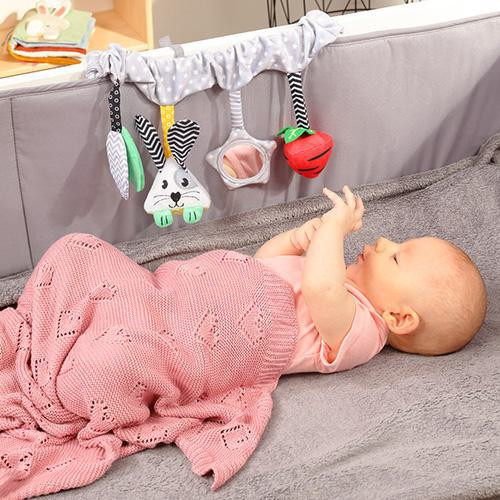 Edukační závěsná hračka Carrot and Hop Babyono