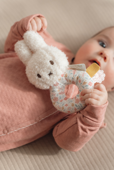 Chrastítko králíček Miffy Lucky Blossom Little Dutch
