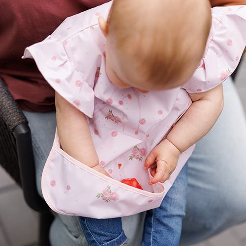 Nepromokavá zástěrka s volánky – bryndák Rose BabyOno