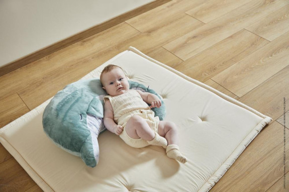 Petit Calme Podpůrný polštář s levandulí pro maminku a miminko Delfín 60 cm Kaloo