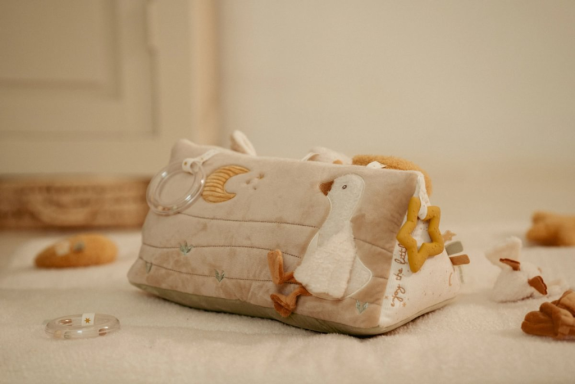 Polštářek trojhranný s aktivitami Newborn Naturals Little Dutch