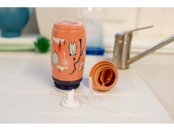Netekoucí termohrnek Superstar s brčkem 266 ml 12 m+