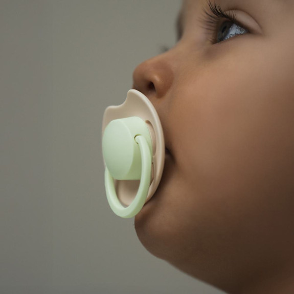 Dudlík svítící silikonový dynamický Prime 18 m+ 2 ks Ivory/Blush Lovi