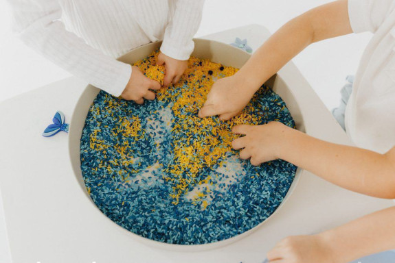 Senzorický třídící tác Play Tray Jellystone Designs