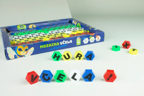 Včela se učí písmenka 110ks mozaika v krabici