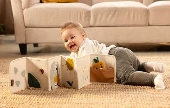 Knížka pro nejmenší Garden of Adventures Tiny Love