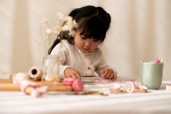 Knížka se samolepkami Nakupování Rosa Little Dutch