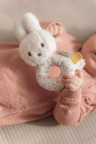 Chrastítko králíček Miffy Lucky Blossom Little Dutch