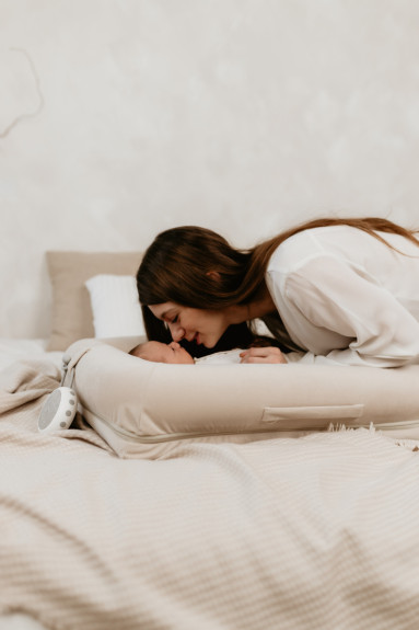 Nastavitelná hrazdička s hračkami a bílým šumem 2 v 1 Sleepee