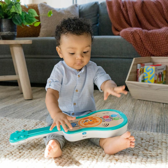 Hračka hudební dřevěná ukulele Magic Touch Hape 6 m+ Baby Einstein
