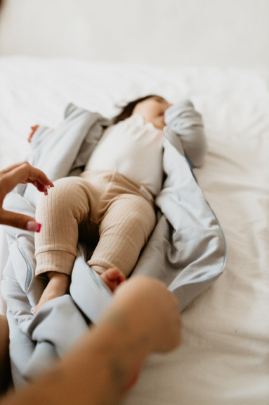 Celoroční spací pytel s odepínacími rukávy Sleepee
