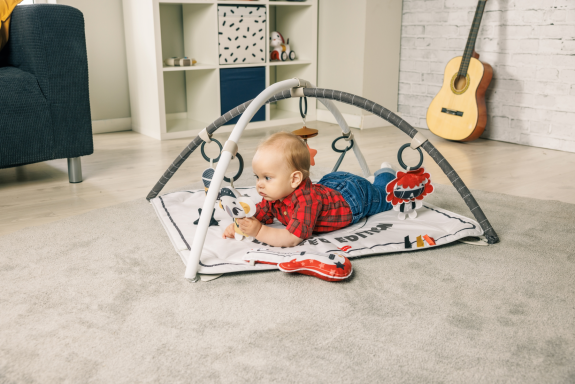 Hrací deka s hrazdou čtvercová Gymini Tiny Rockers Tiny Love