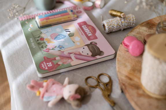 Omalovánky s pastelkami Zahrada Rosa Little Dutch