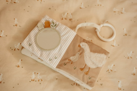 Závěsná textilní knížka s aktivitami Newborn Naturals Little Dutch