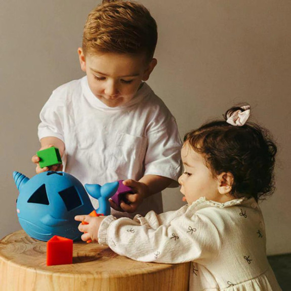 Silikonové třídění tvarů Narval duhové Jellystone Designs