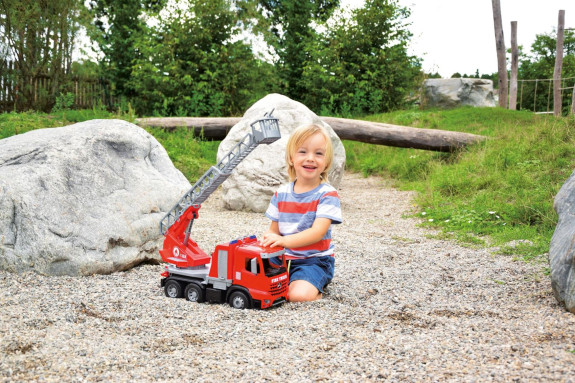 Auto hasiči s žebříkem Mercedes Arocs 47 cm