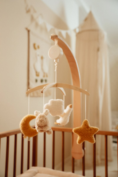 Hudební kolotoč dřevěný Newborn Naturals Little Dutch