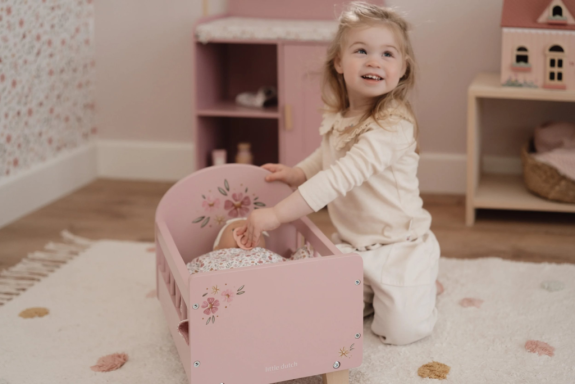 Postýlka pro panenky dřevěná s peřinkou Pink Little Dutch