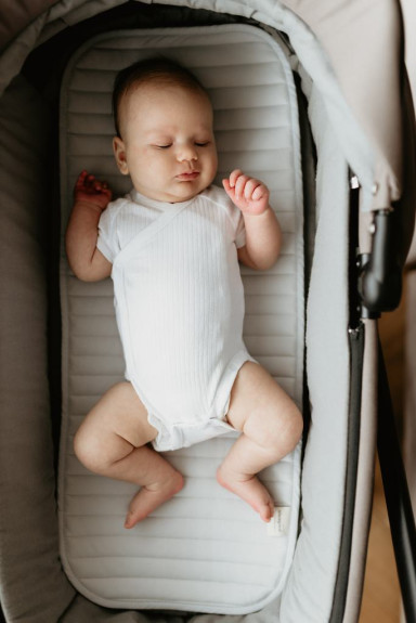 Prodyšná podložka proti pocení do kočárku Sleepee