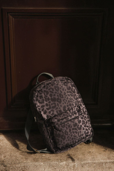 Puffy Midi Backpack - batůžek s přední kapsou Studio Noos